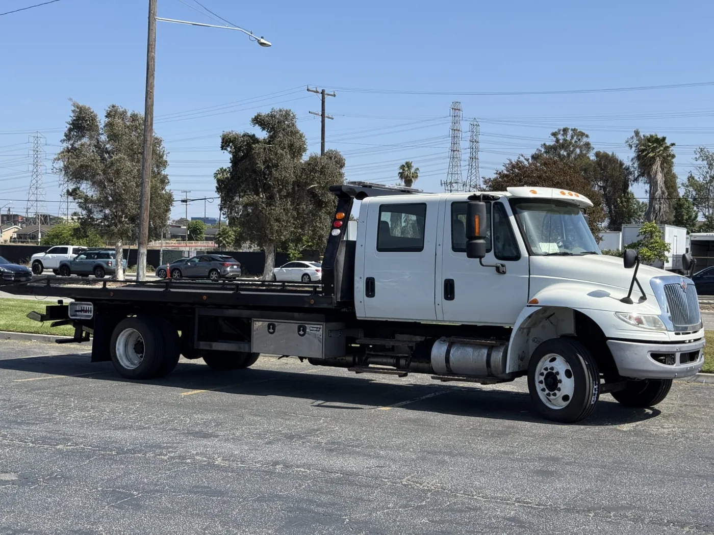 Tilt-tray flatbed deck at load angle