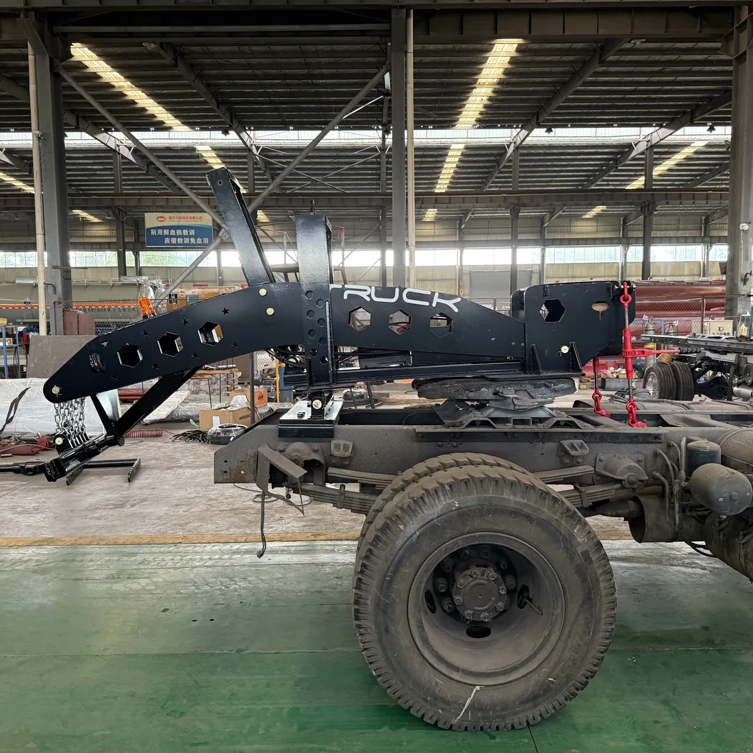 Fifth-wheel wrecker on a tractor unit