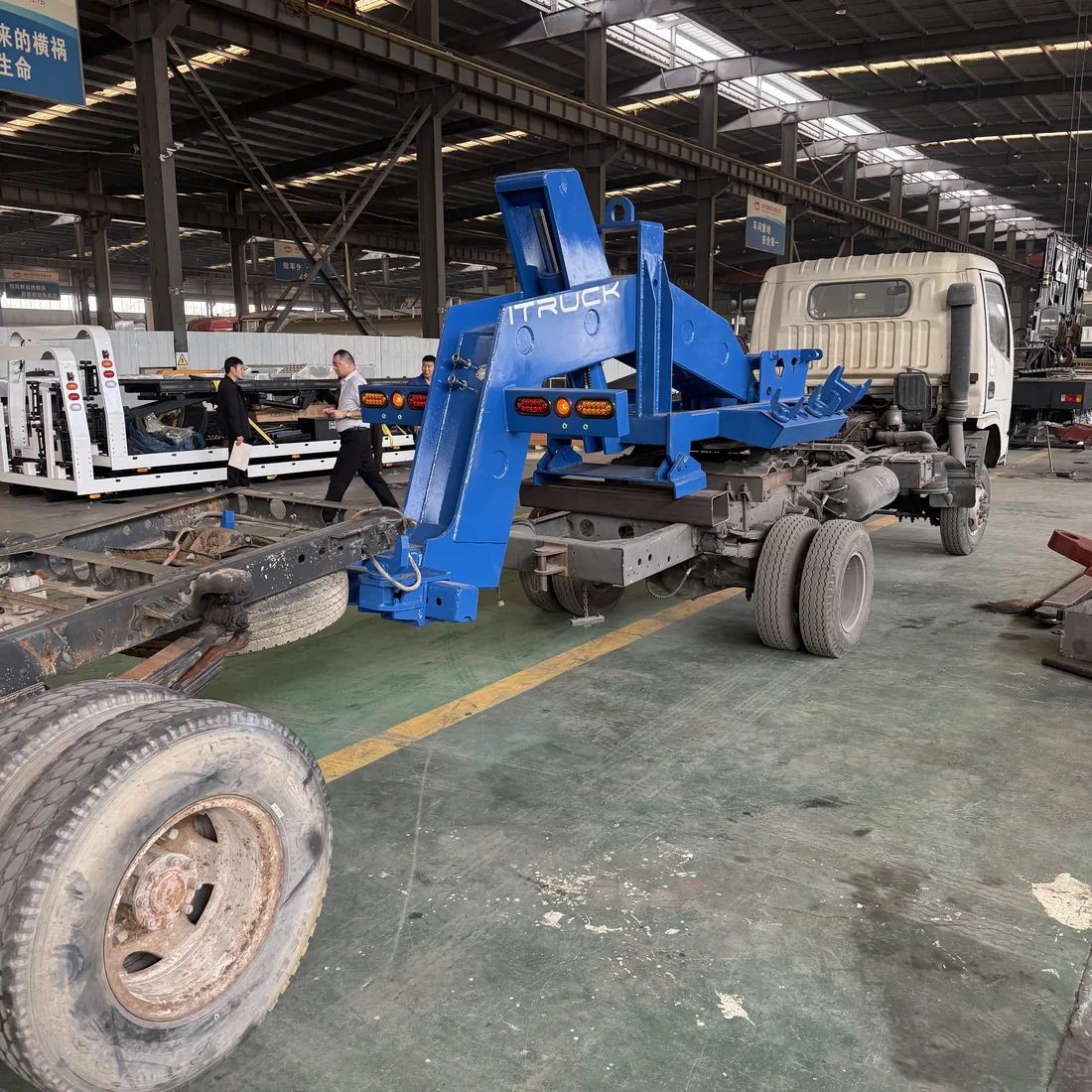 Fifth-wheel wrecker quick-hitch unit