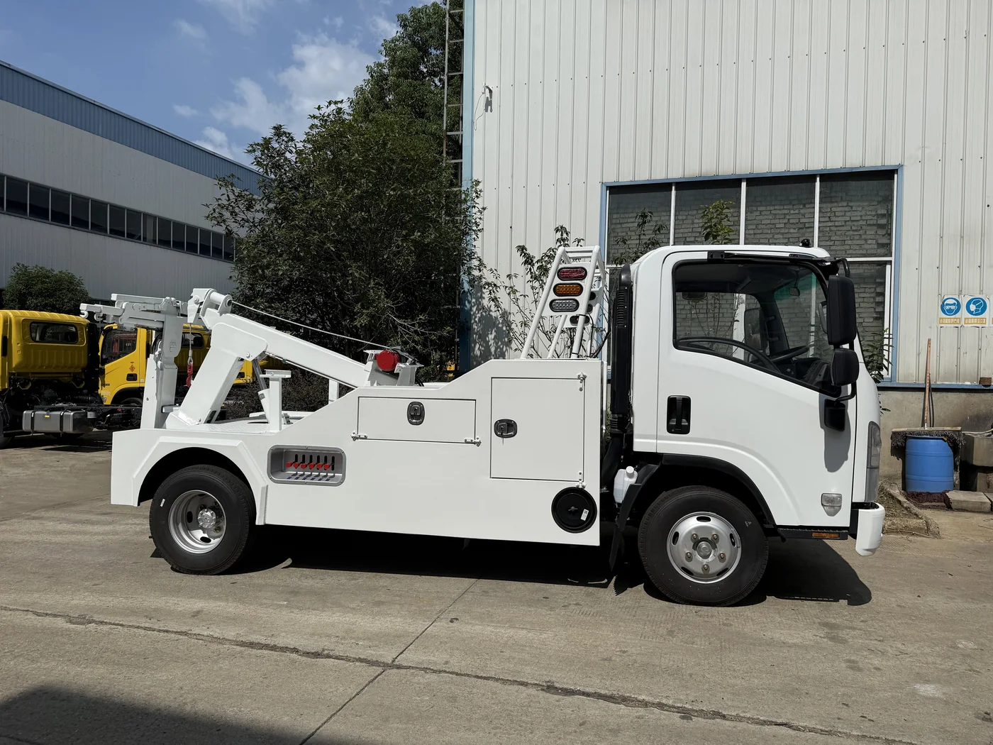 Integrated wrecker on Isuzu chassis